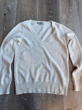 Neiman Marcus Light Gray V-Neck Sweater 0624